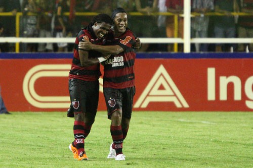 Flamengo vence o Bangu e segue invicto em 2011