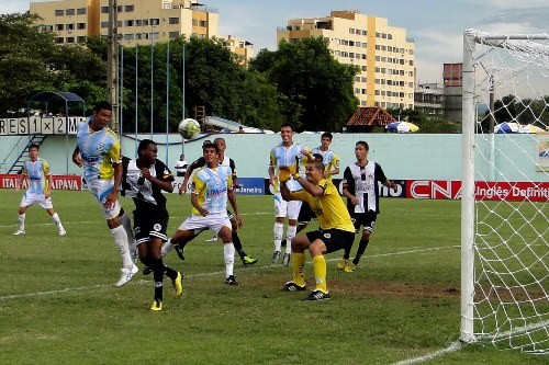 Macaé abre vantagem, mas acaba goleado pelo Resende