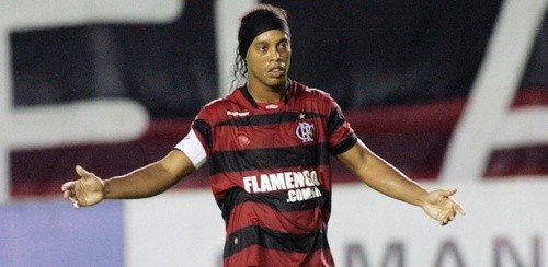 Ronaldinho perde pênalti, Flamengo empata e pega o Fluminense na semifinal