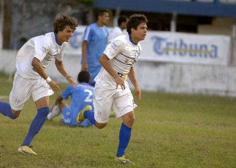 Serrano vence em casa e assume a liderança do grupo  I