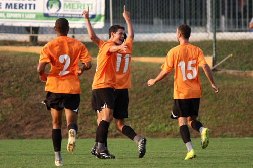 Em jogo de cinco gols, Sendas vence o Serra Macaense