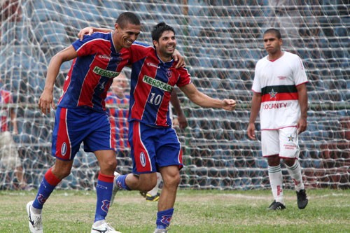 Bonsucesso vence e encosta no líder