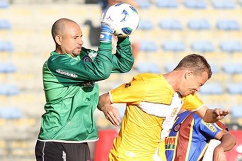 Goleiro Cléber bate com a cabeça na trave e vira dúvida no Madureira