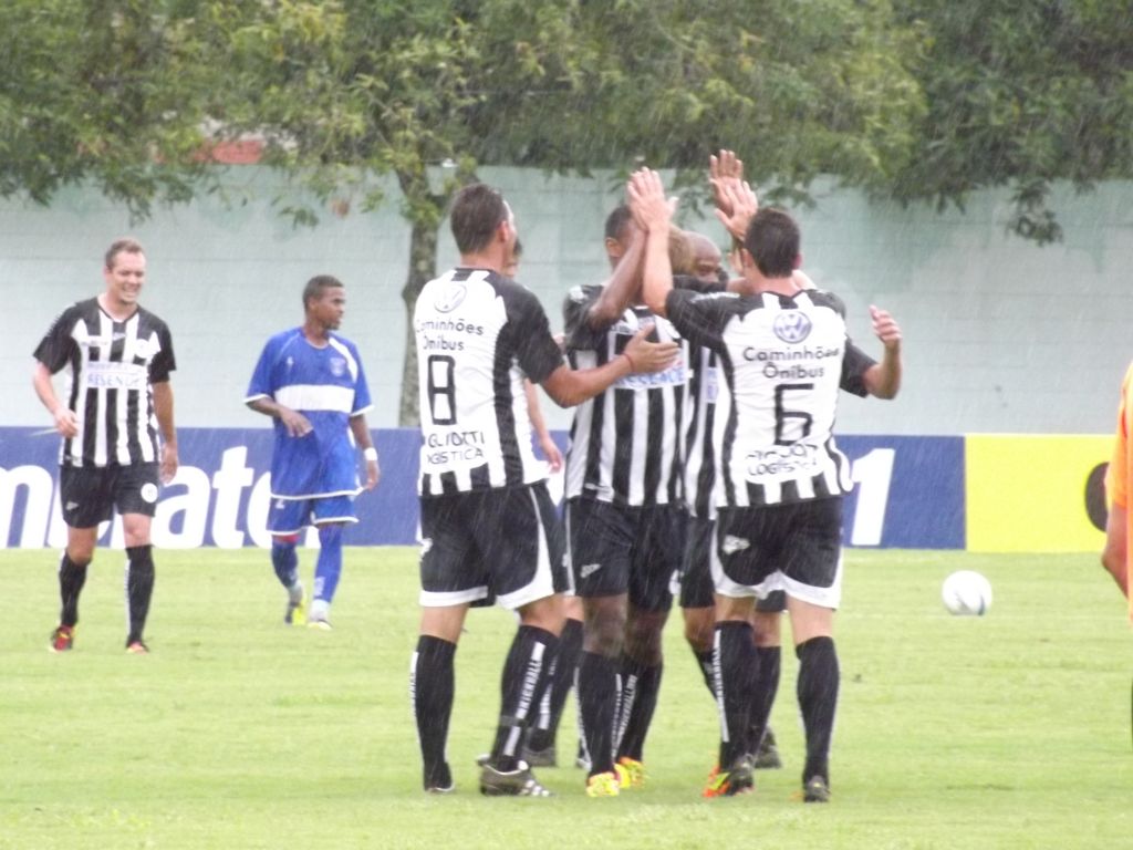 Resende consegue a primeira vitória no Carioca