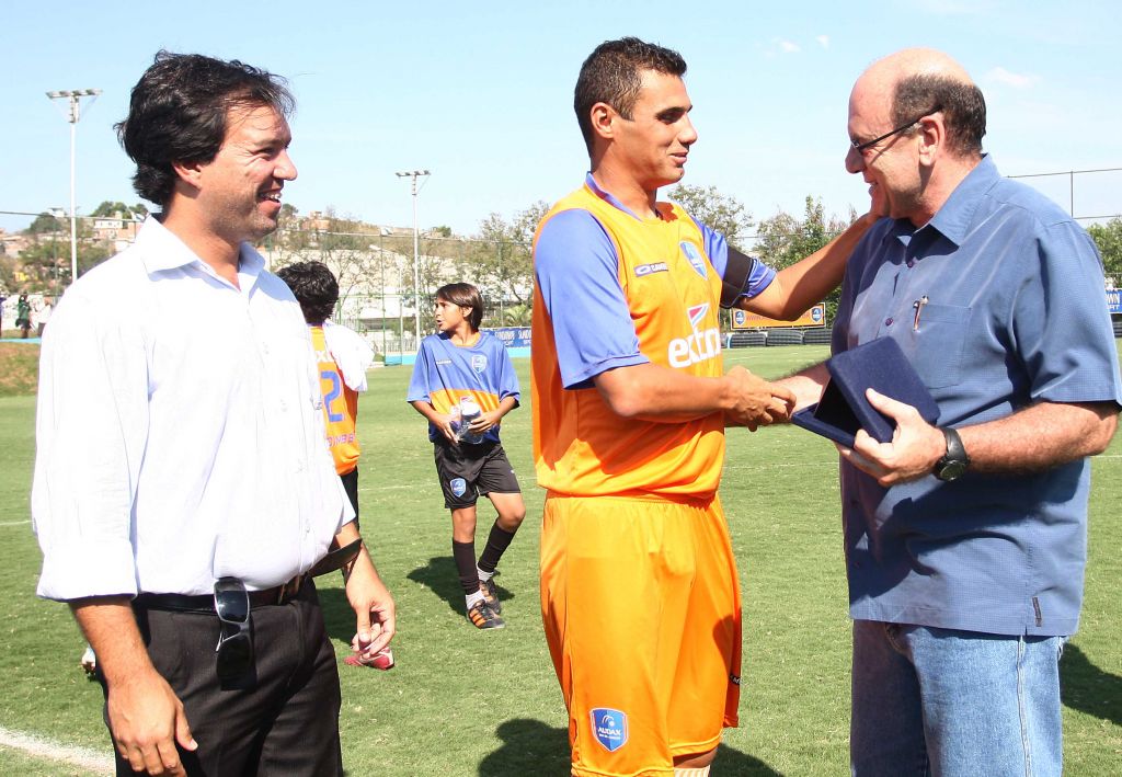 Léo Inácio recebe homenagem na sua despedida dos gramados