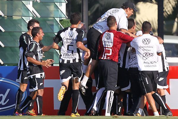 Resende vence o Bangu e segue vivo na Copa Rio