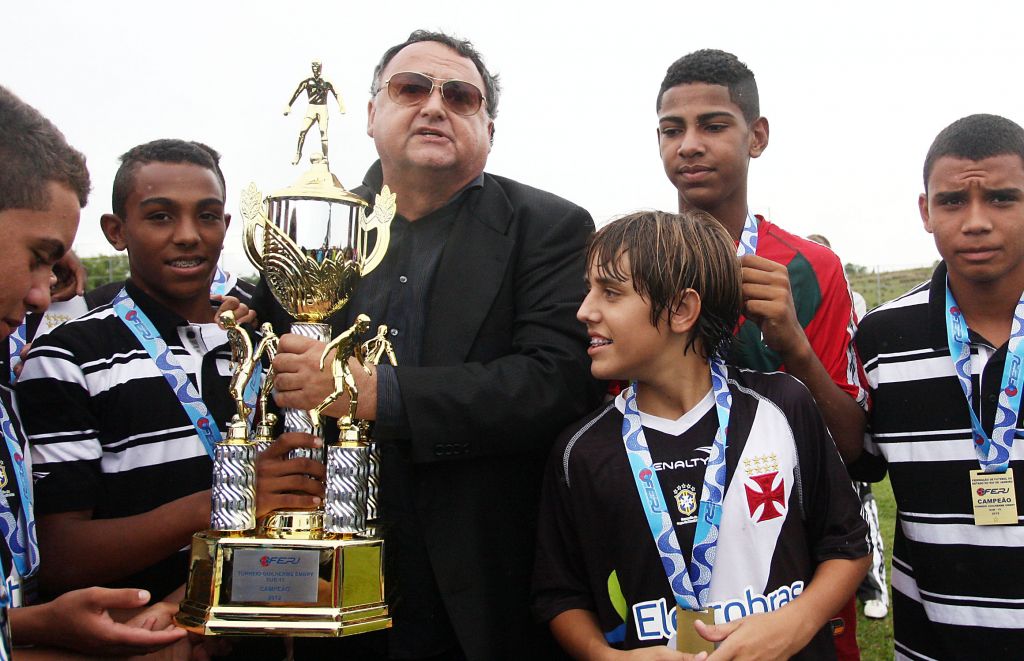 Garotada vascaína recebe troféu e medalhas do Guilherme Embry Sub-15