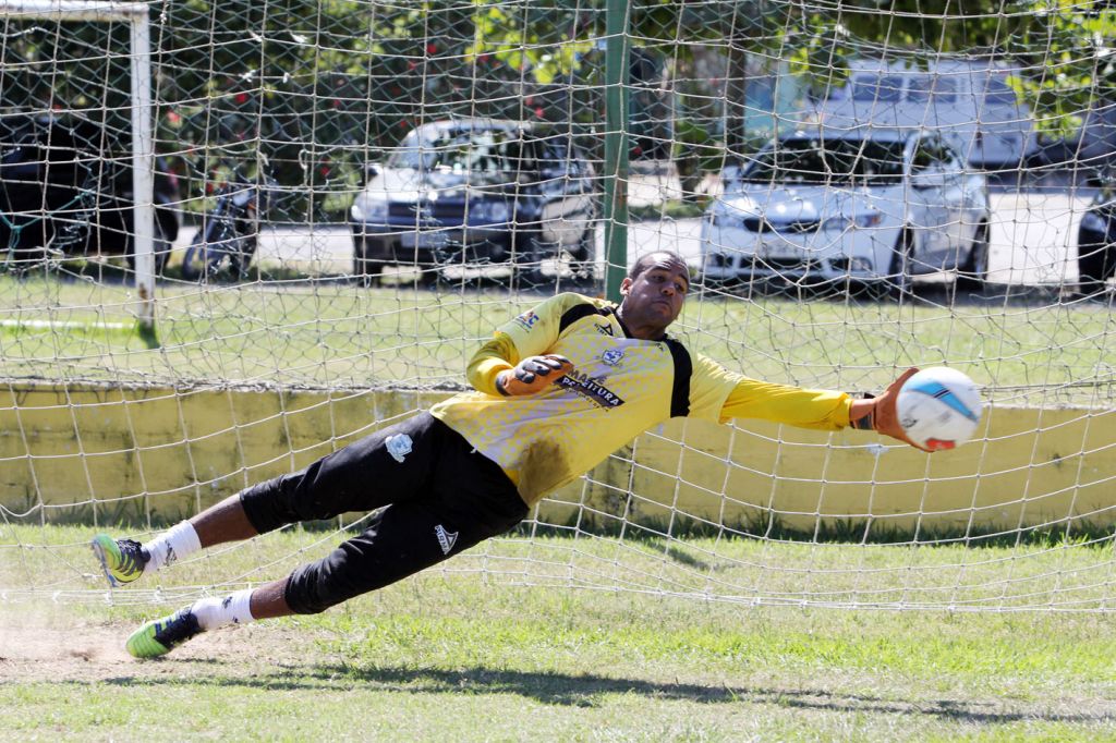 Goleiro Luis Henrique renova contrato com o Macaé Esporte