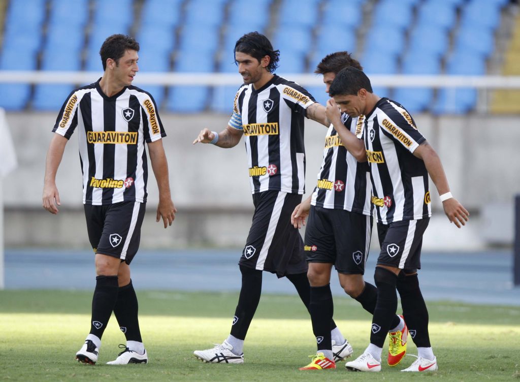 Botafogo goleia e fica perto da vaga nas semifinais