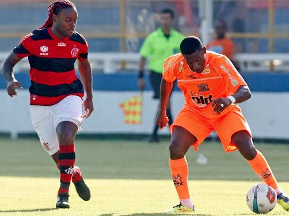 Flamengo vence na estreia de Love