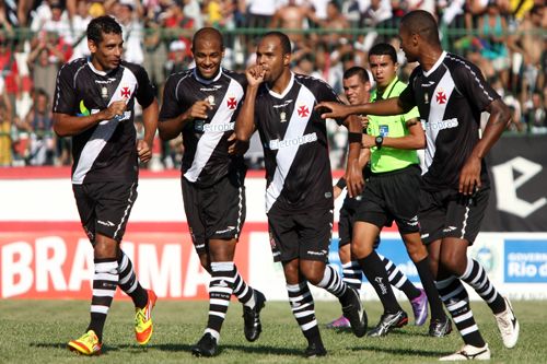 Vasco vence a terceira seguida no Carioca