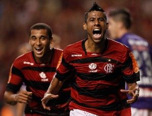 Flamengo vence e avança na Libertadores