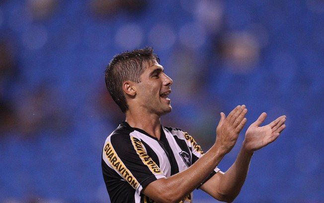 Fellype Gabriel brilha e Botafogo vence o clássico