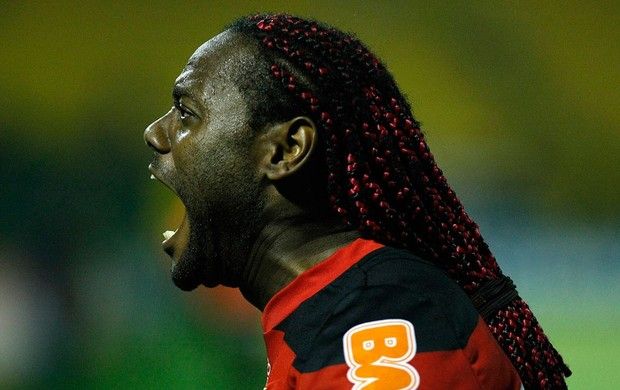 Com dois gols de Love, Flamengo vence o Volta Redonda