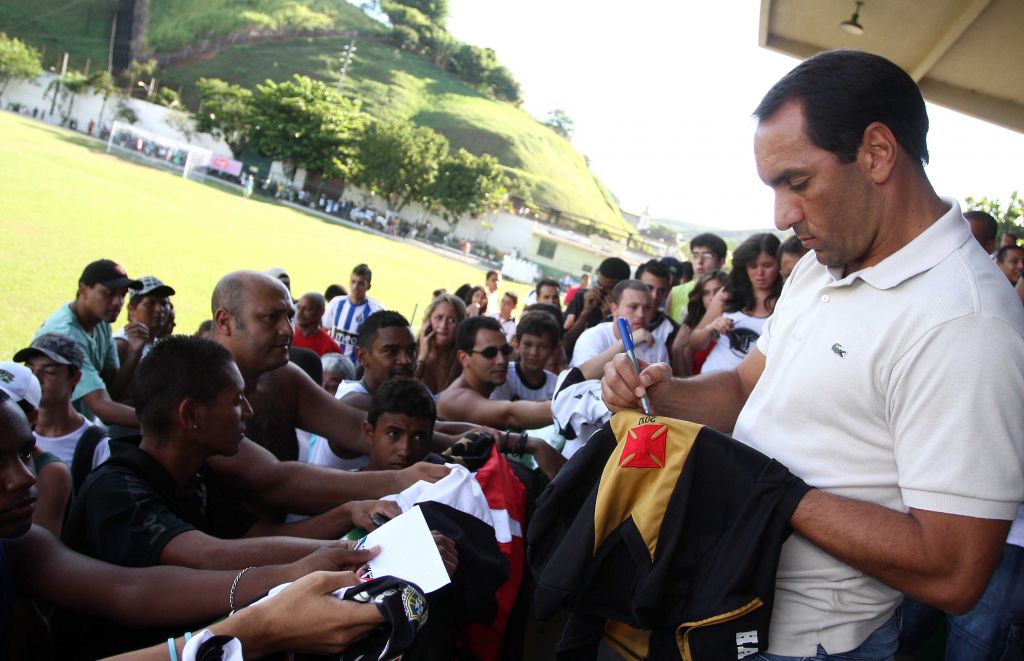 Edmundo marca presença na partida entre Bahia e Vasco da Gama