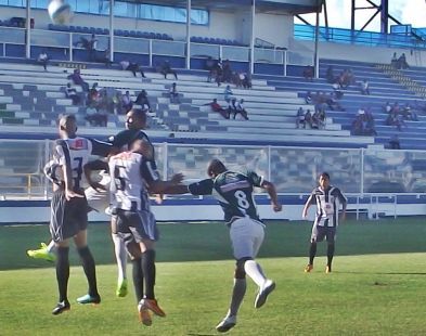 Com gol nos acréscimos, Mesquita vence o Serra Macaense