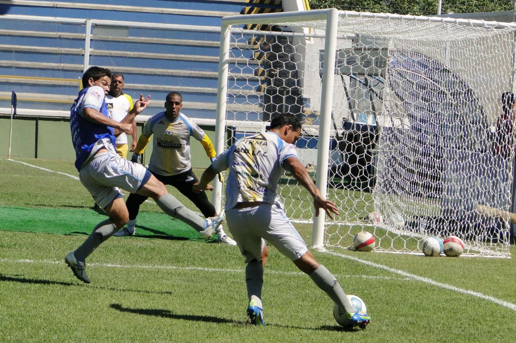 Macaé recebe o Friburguense visando o topo da tabela