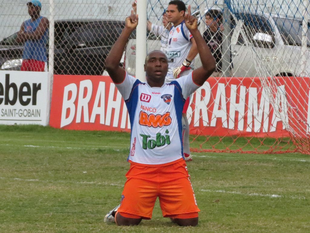 Duque de Caxias vence e segue com chances de classificação