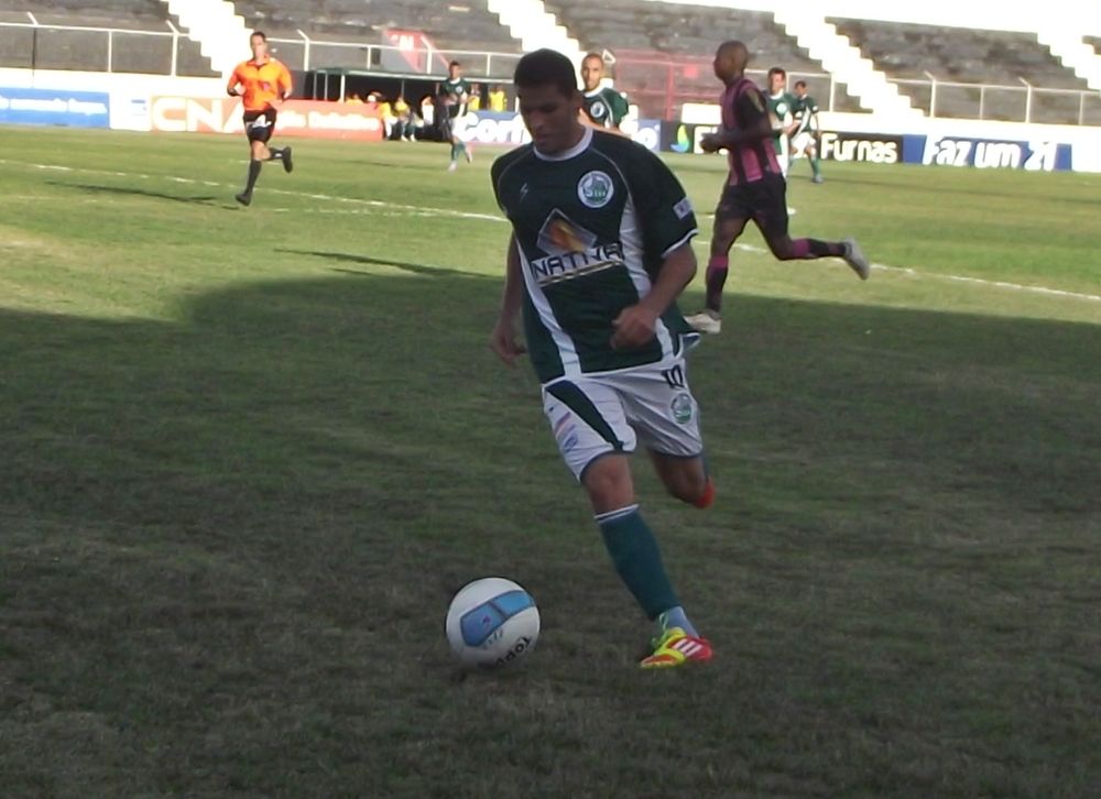 Serra Macaense vence o Rio Branco nos acréscimos