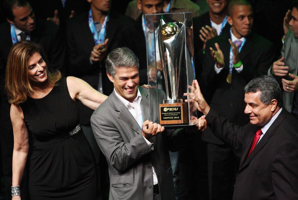 Campeões recebem troféu e medalhas do Carioca