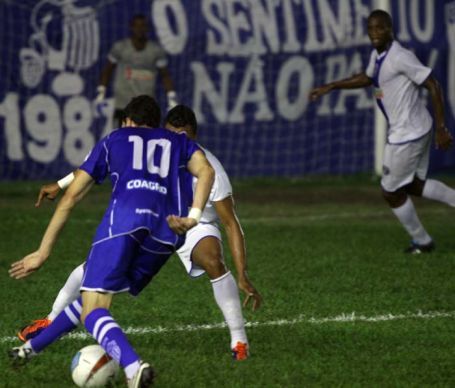 Goytacaz vence o Sampaio Corrêa e entra na zona de classificação