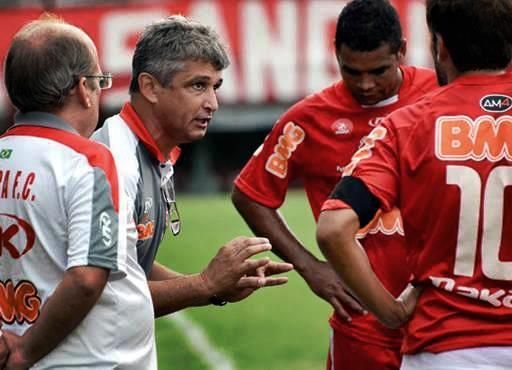 Lucho Nizzo segue no comando do America para a Copa Rio