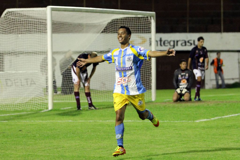 Macaé goleia na estreia da Série C