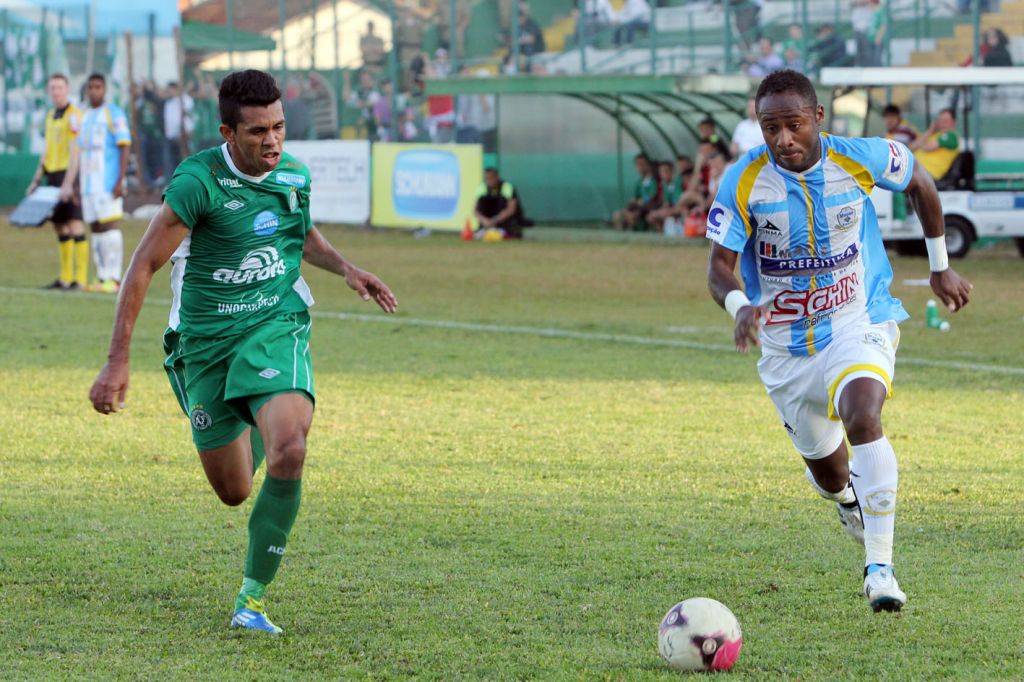 Macaé arranca empate na Arena Condá