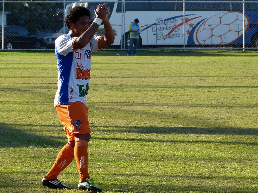 Valdir comemora golaço em sua estreia no Marrentão