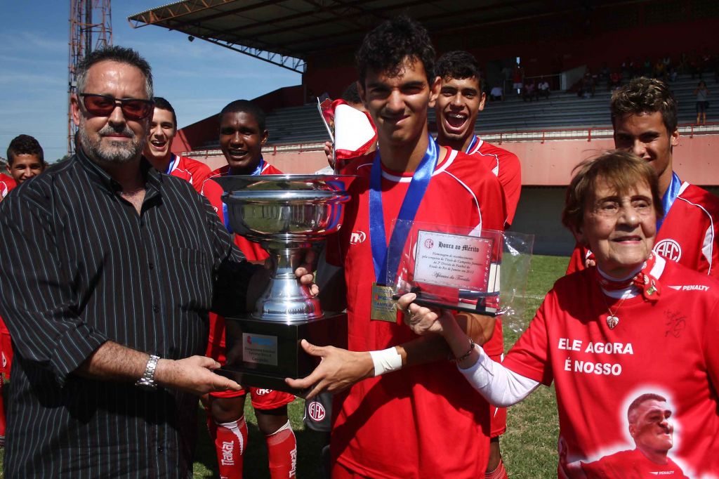 America recebe o Troféu do Estadual de Juniores da Série B