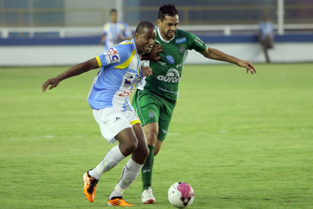 Macaé empata sem gols com a Chapecoense no Moacyrzão