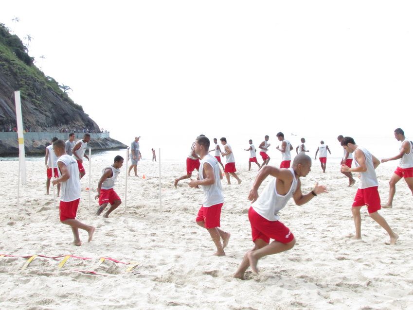 Portuguesa treina na praia para fazer bonito na Série B