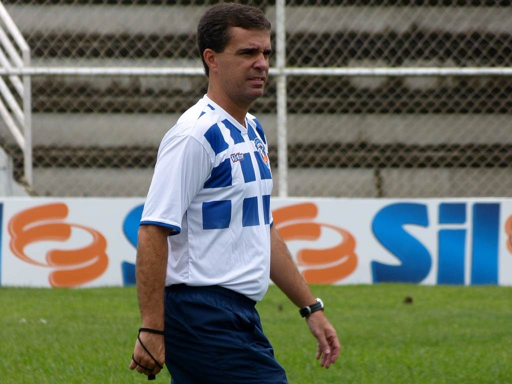 Júnior Lopes comanda primeiro treino no Duque de Caxias