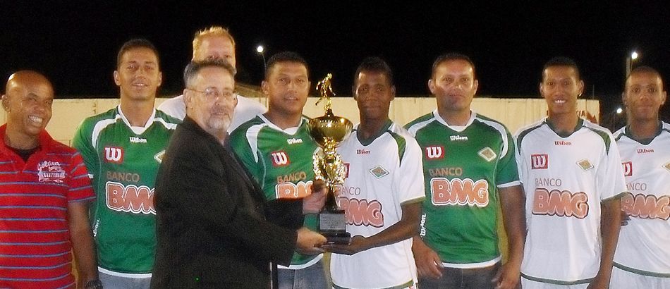 Cabofriense recebe troféu do Torneio Extra Interior Sub-20