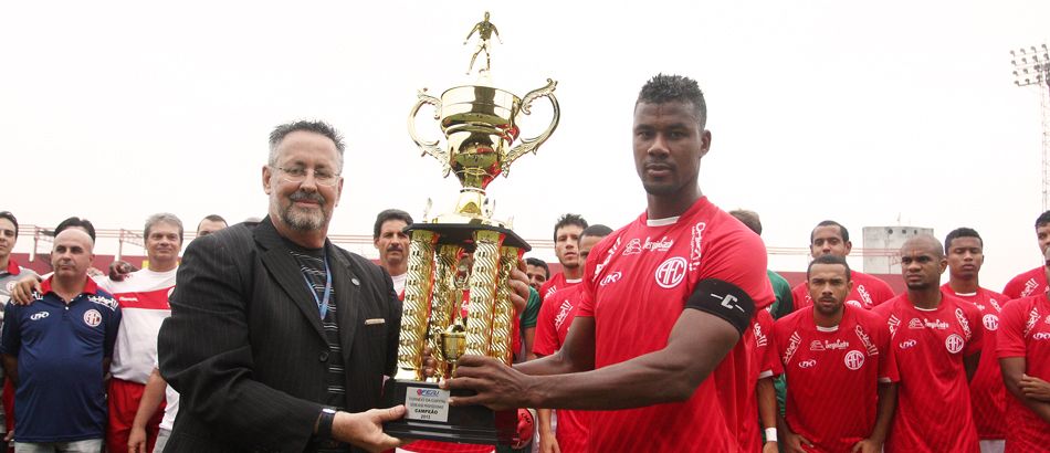 America recebe o Troféu do Torneio Extra da Capital