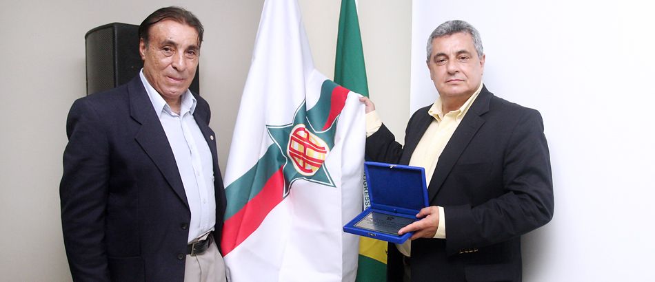 Presidente da FERJ recebe homenagem da Portuguesa