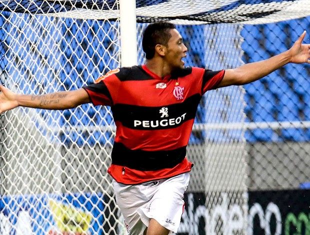 Flamengo vence e segue na liderança do Grupo B