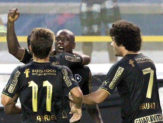 Com Seedorf inspirado, Botafogo vence o Macaé