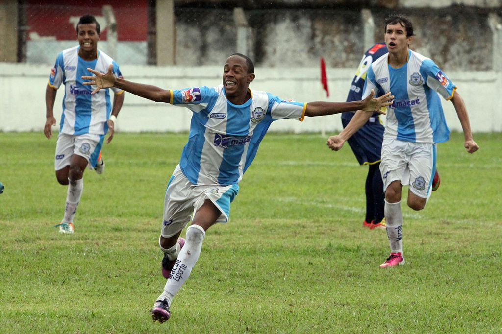 Decisivo no gol e na linha