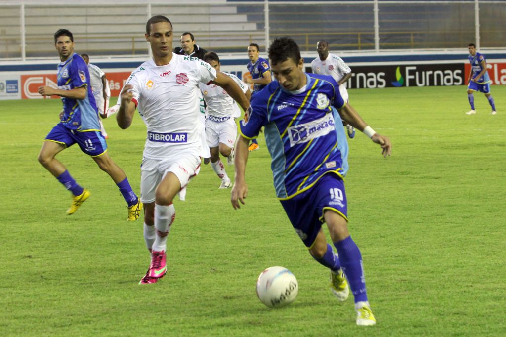 Macaé vence o Bangu e garante permanência na elite