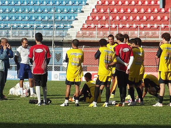 Friburguense se reapresenta com a base um pouco diferente