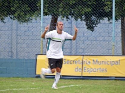 Serra Macaense goleia e garante permanência na Série B