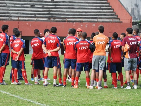 Duílio conversa com elenco americano antes do treinamento