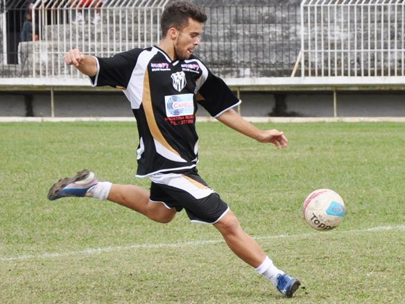 Serrano apresenta Tiago Barreiros e mais cinco jogadores