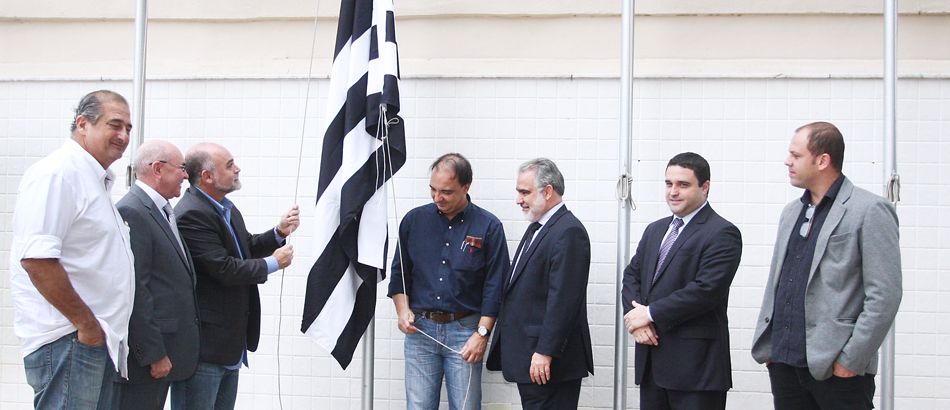 FERJ realiza hasteamento da Bandeira do Campeão Carioca de 2013