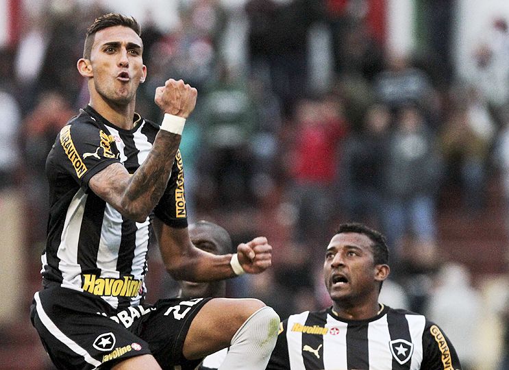 Botafogo vence a Portuguesa e volta à liderança do Brasileirão