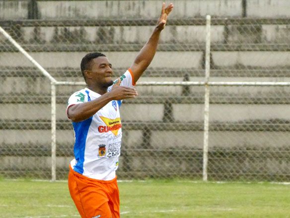 João Carlos comemora gols e brinca com camisa dois