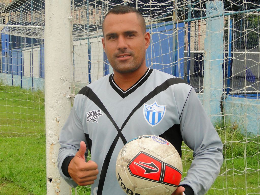 Com grande atuação, Leo Flores garante empate do Ceres em jogo-treino