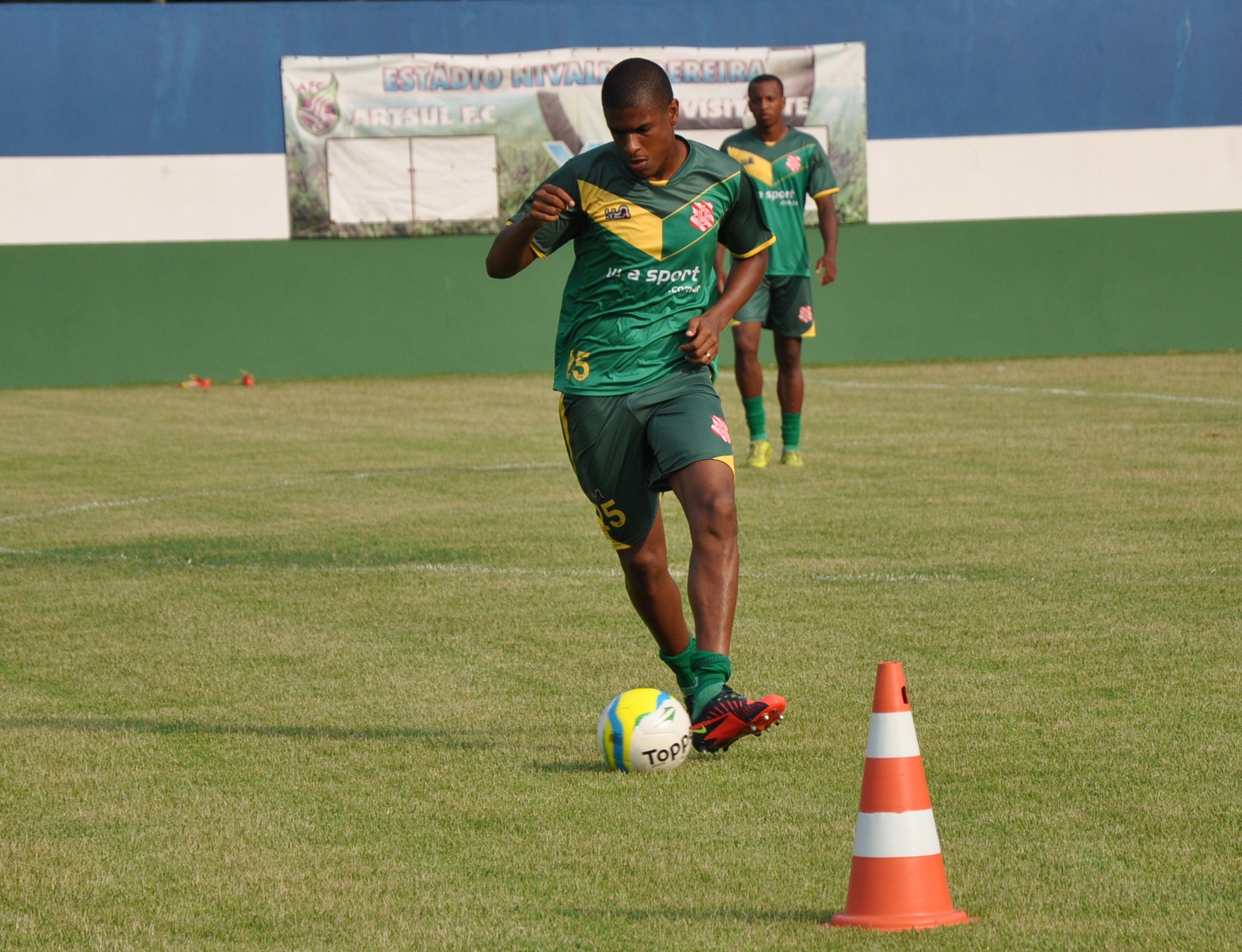 Raphael Azevedo quer brilhar com a camisa do Bangu