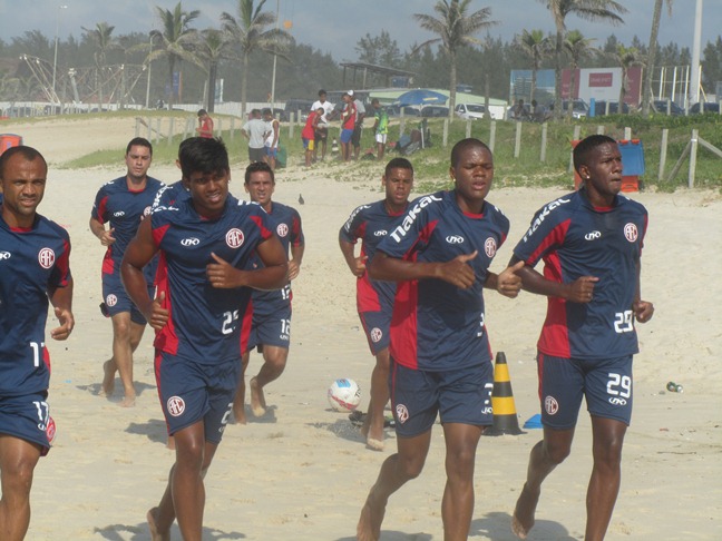 America faz preparação física na praia da Barra da Tijuca